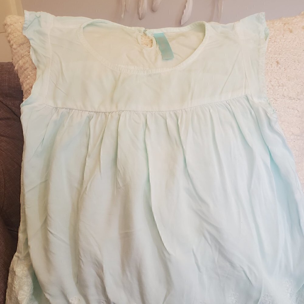 Beautiful Green Butterfly sleeves Top Flower detail size 7/8